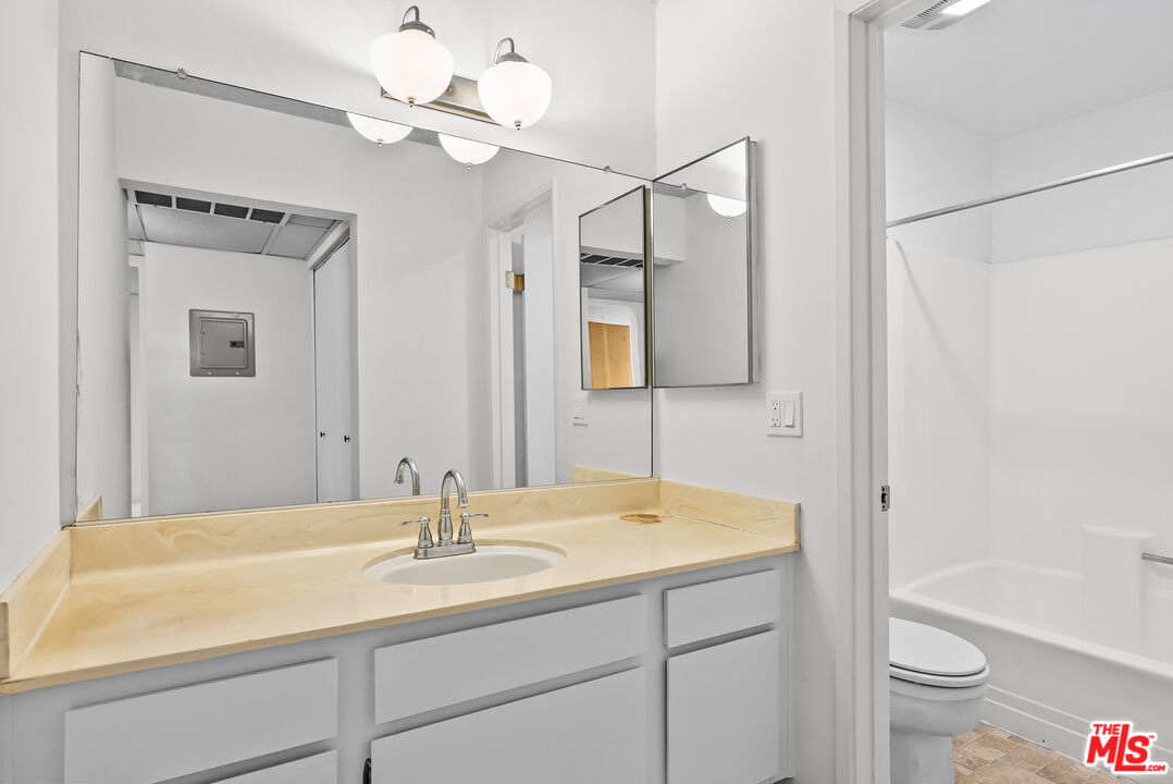 8207 Raintree Circle Culver City, CA 90230 - Photo 11 of 27 Gallery Image 11