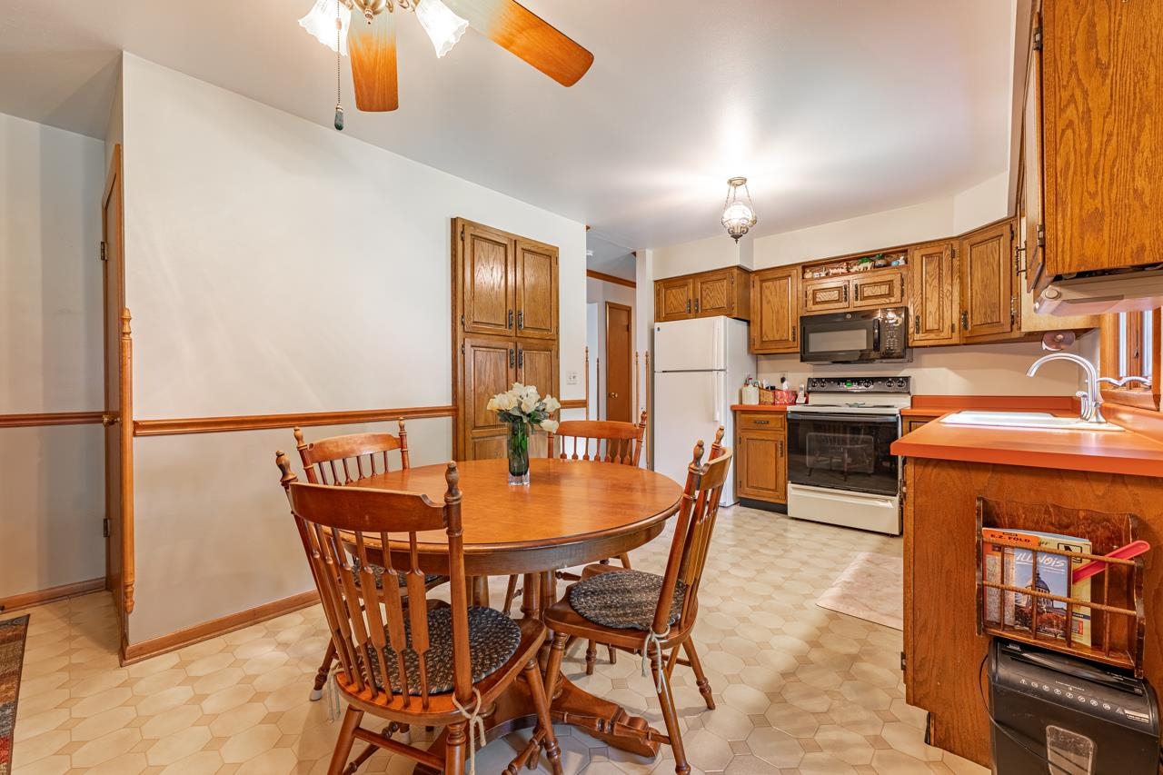 438 Rebecca Road Belvidere, IL 61008 - Photo 11 of 28 a dining room with furniture and window