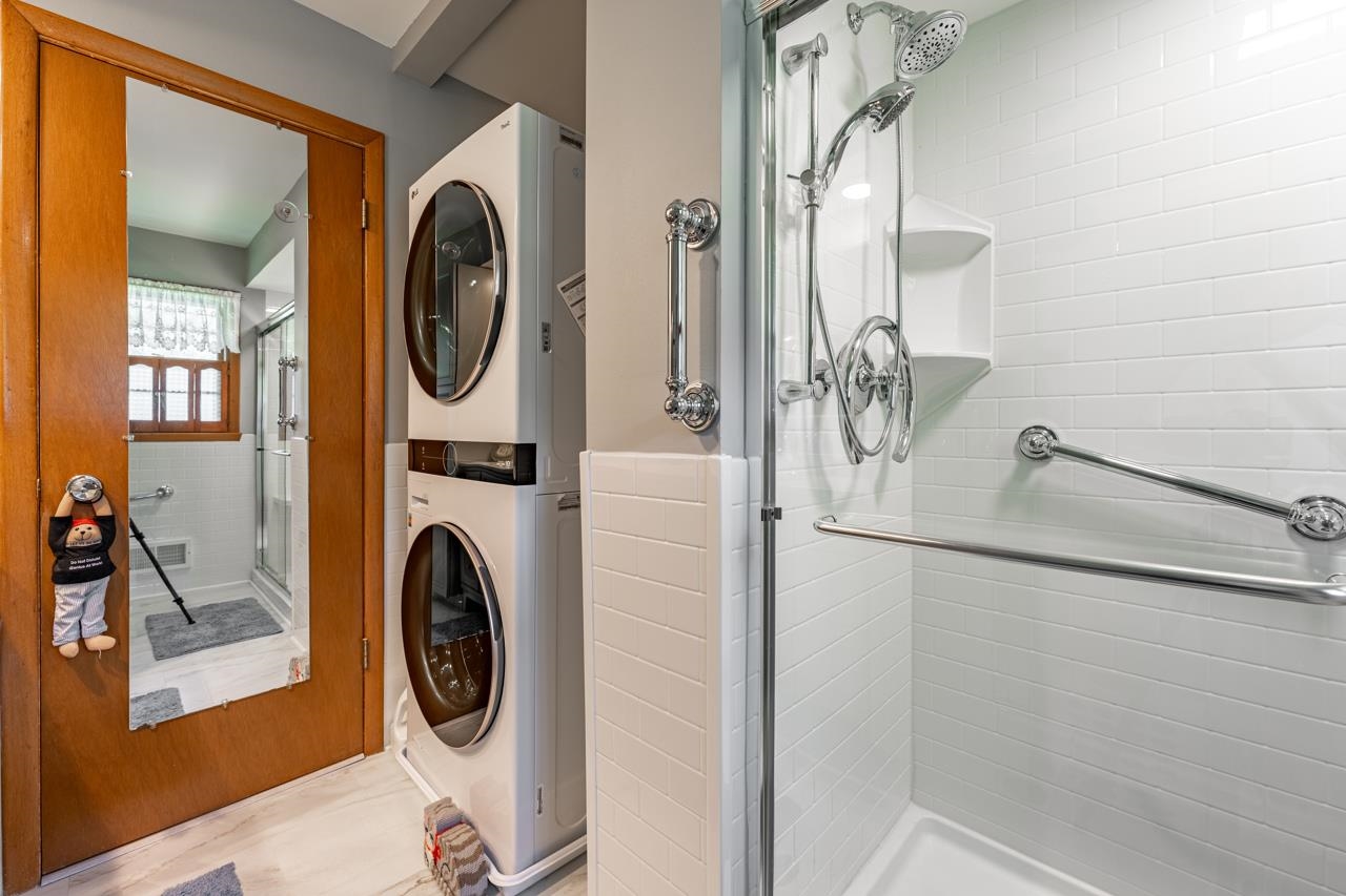 438 Rebecca Road Belvidere, IL 61008 - Photo 19 of 28 a utility room with dryer and washer