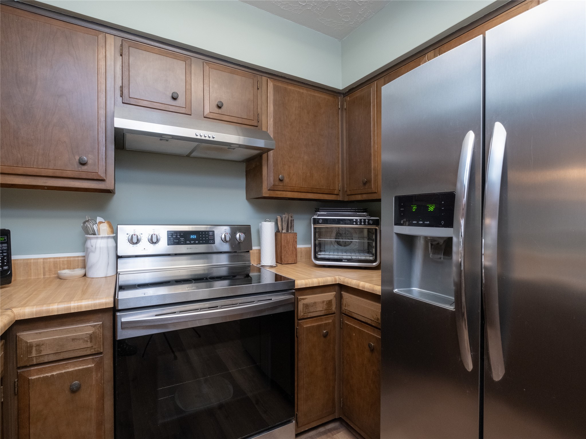 7315 Weatherhill Lane Houston, TX 77041 - Photo 11 of 40 This kitchen has a cozy layout with ample counter space and a neutral color palette.