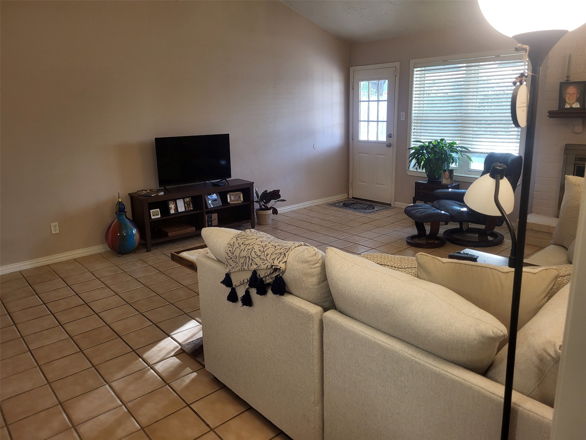 7315 Weatherhill Lane Houston, TX 77041 - Photo 16 of 40 Check out the high ceiling! This family room is great for entertaining!