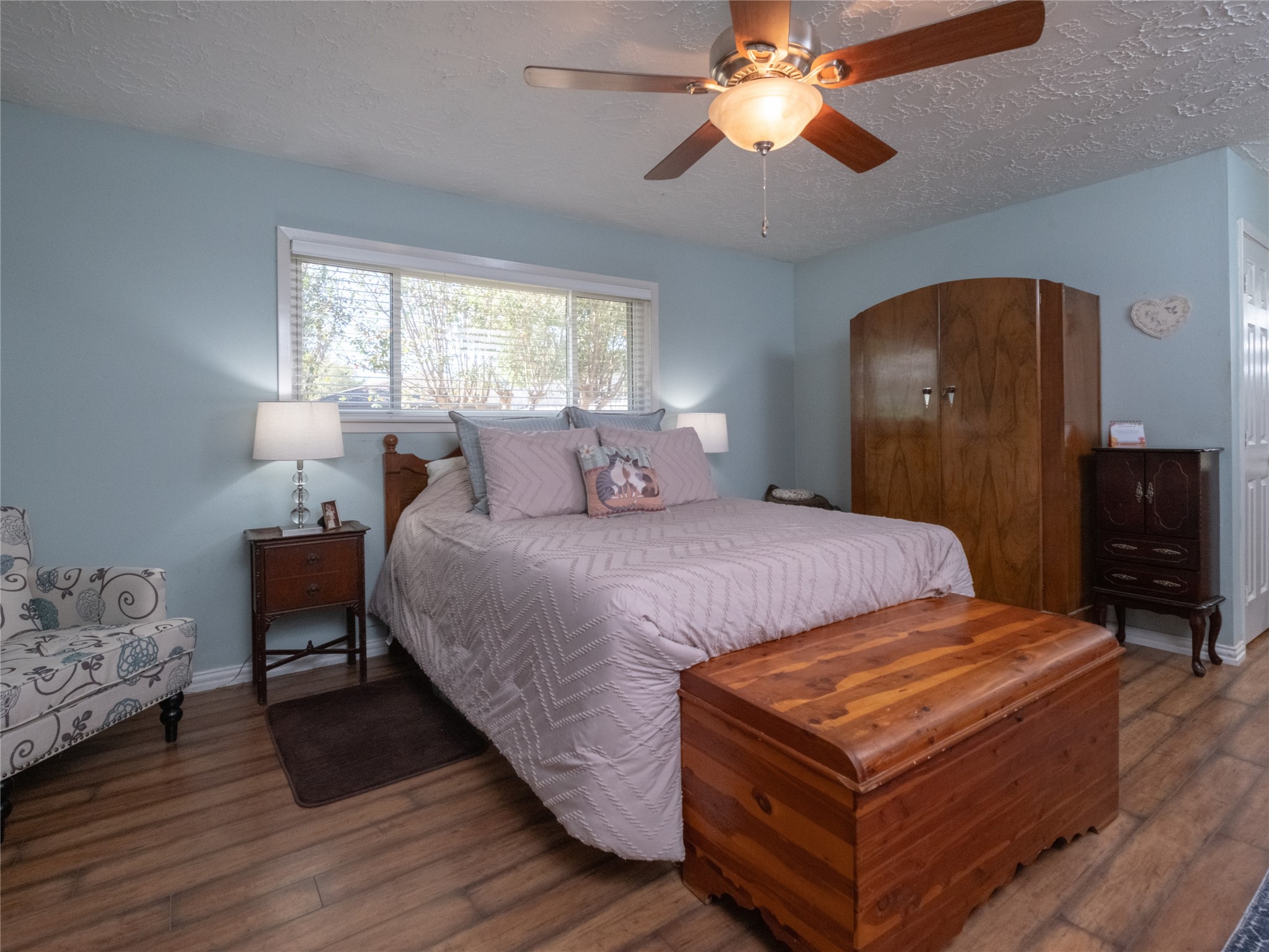 7315 Weatherhill Lane Houston, TX 77041 - Photo 23 of 40 This spacious bedroom is neutral and relaxing and offers space for all your furniture and has ample natural light from the window.