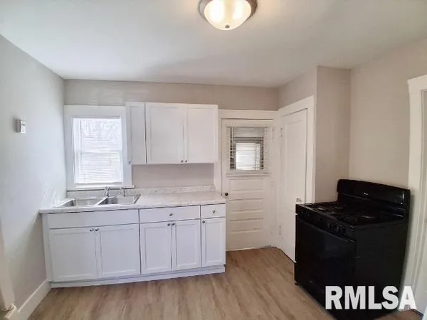 $800 | 316 East Melbourne Avenue, Peoria, IL 61603