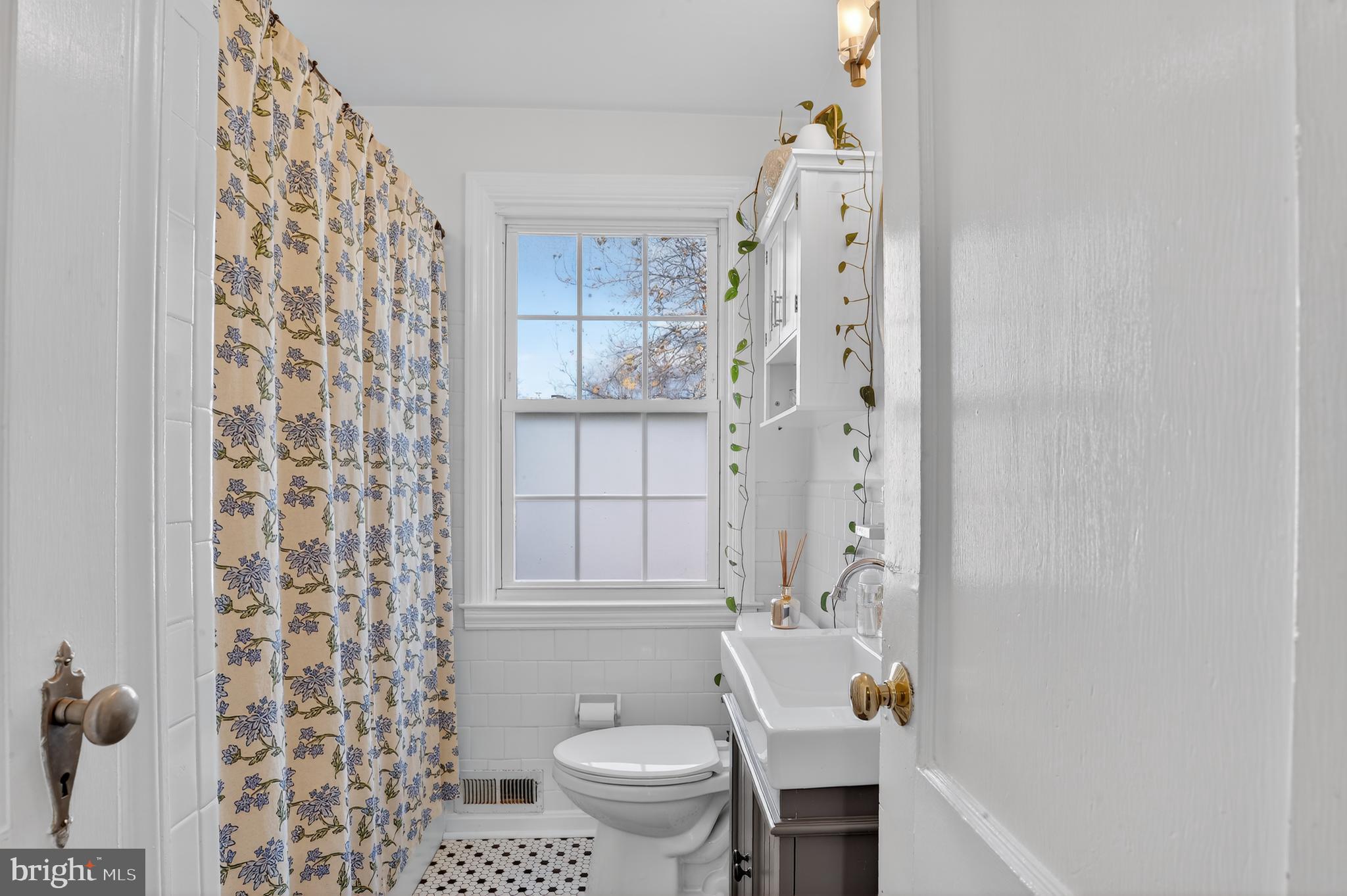 227 Overbrook Road Baltimore, MD 21212 - Photo 10 of 29 Upper Level Updated Full Bath