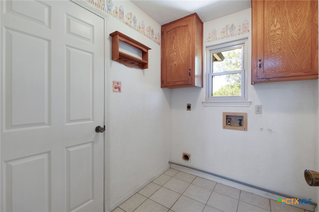 3391 Lois Lane Kempner, TX 76539 - Photo 19 of 35 a view of an entryway with cabinets