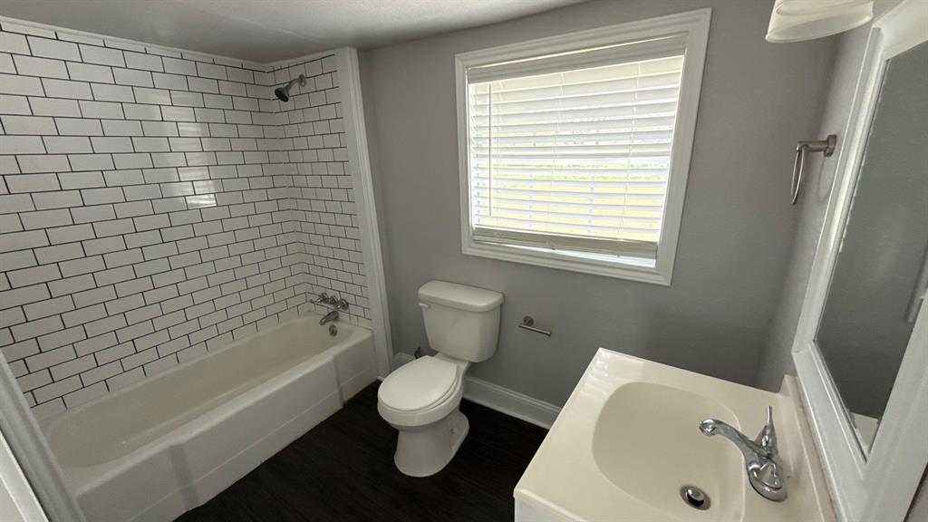 1338 State Highway 121 Bonham, TX 75418 - Photo 18 of 32 a bathroom with a toilet and a bathtub