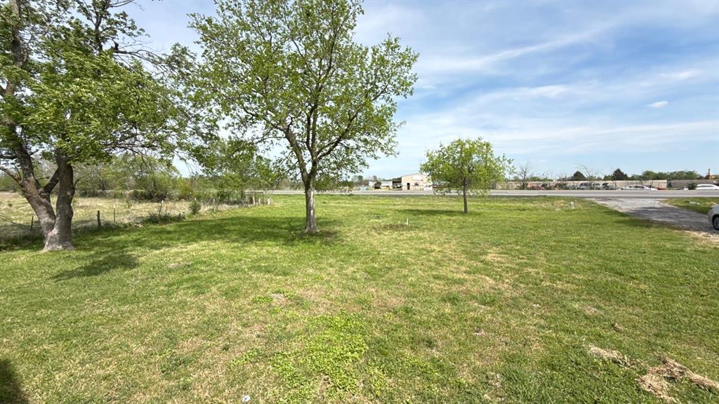 1338 State Highway 121 Bonham, TX 75418 - Photo 24 of 32 a view of an ocean with a large tree
