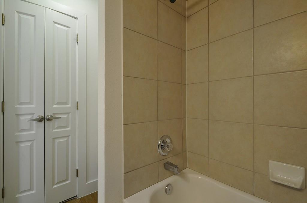 711 West 32nd Street, Unit 108 Austin, TX 78705 - Photo 22 of 28 a bathroom with a bathtub