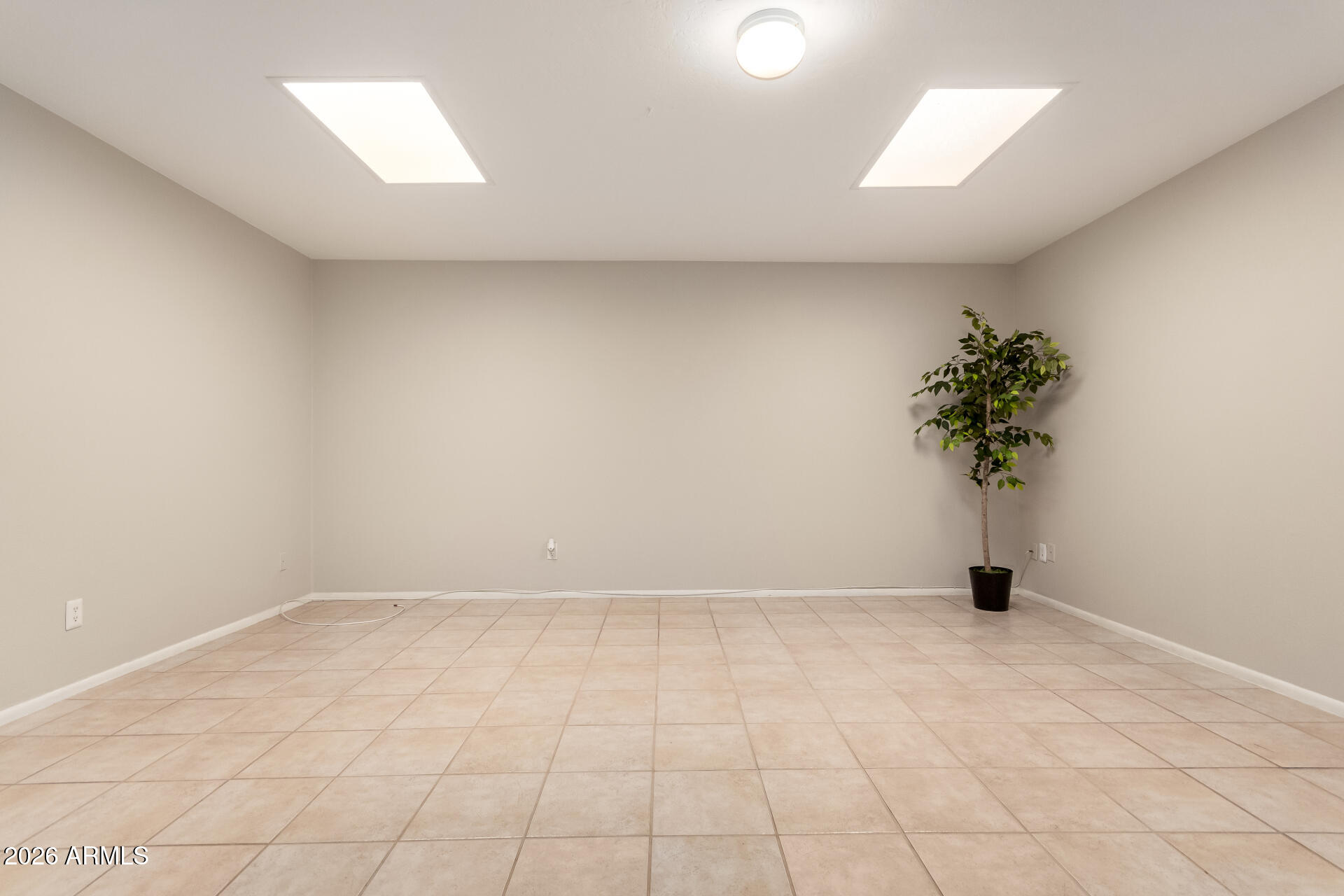 1833 West Citrus Way Phoenix, AZ 85015 - Photo 28 of 36 an empty room with potted plants