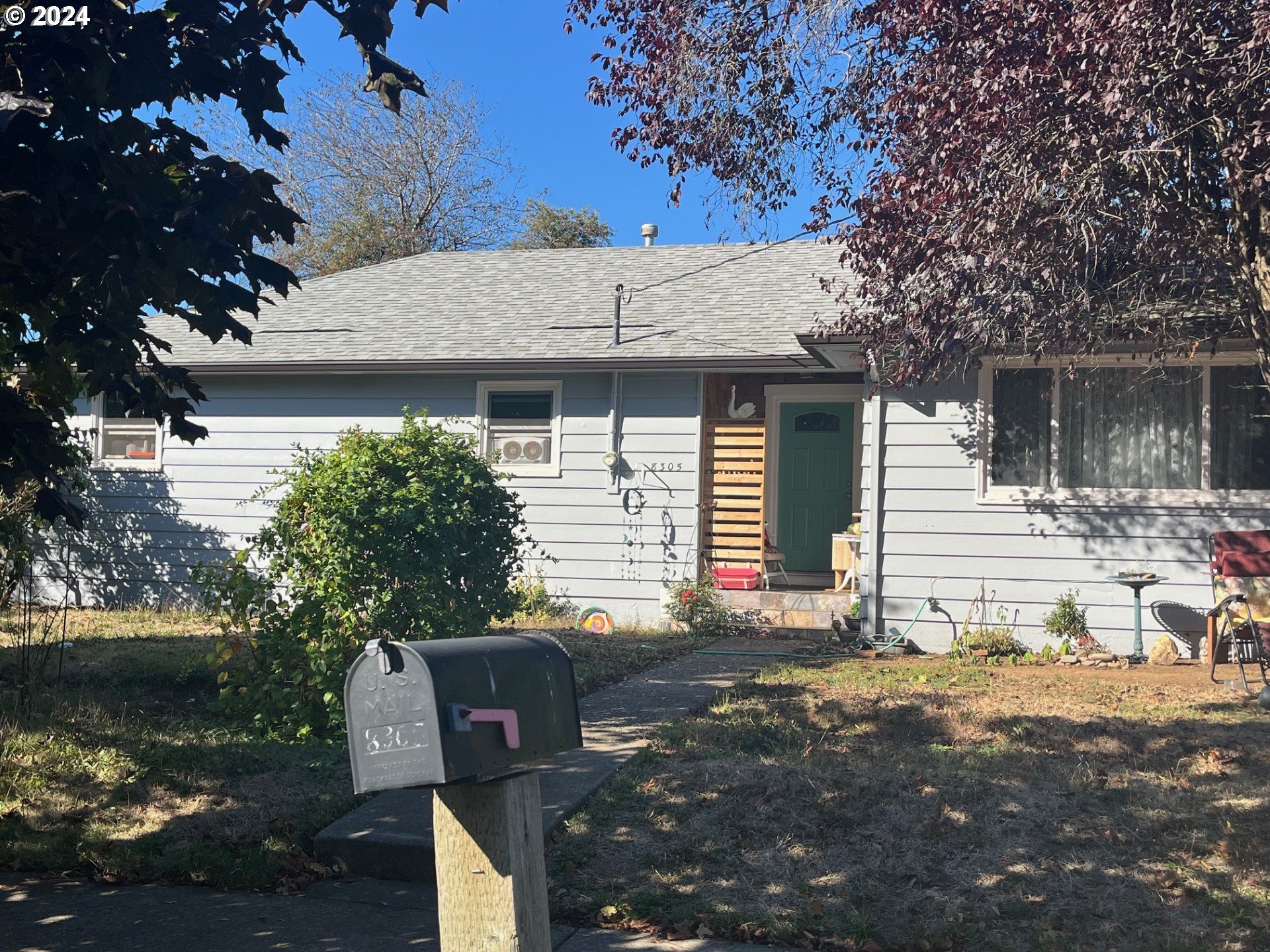 a view of a house with a yard