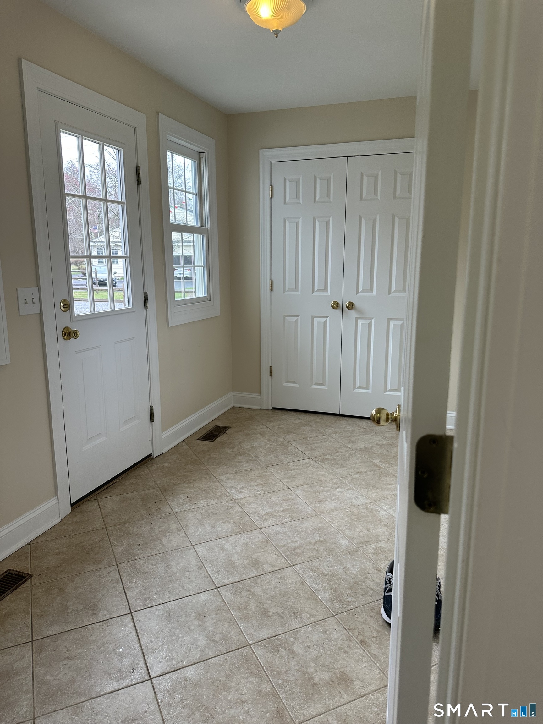 128 Center Road Easton, CT 06612 - Photo 13 of 39 Mud room