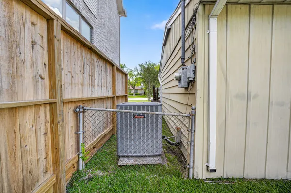 $2,050 | 5505 Huisache Street, Houston, TX 77081