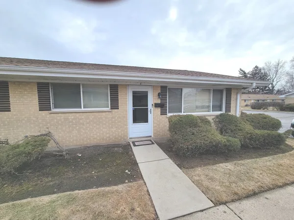 $238,000 | 813 Valley Stream Drive, Unit D, Wheeling, IL 60090