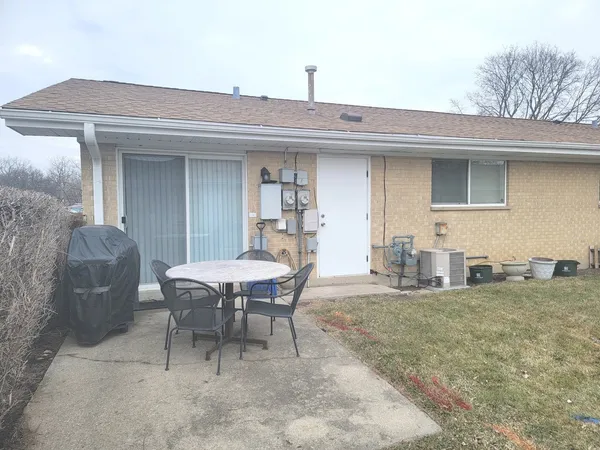 $238,000 | 813 Valley Stream Drive, Unit D, Wheeling, IL 60090