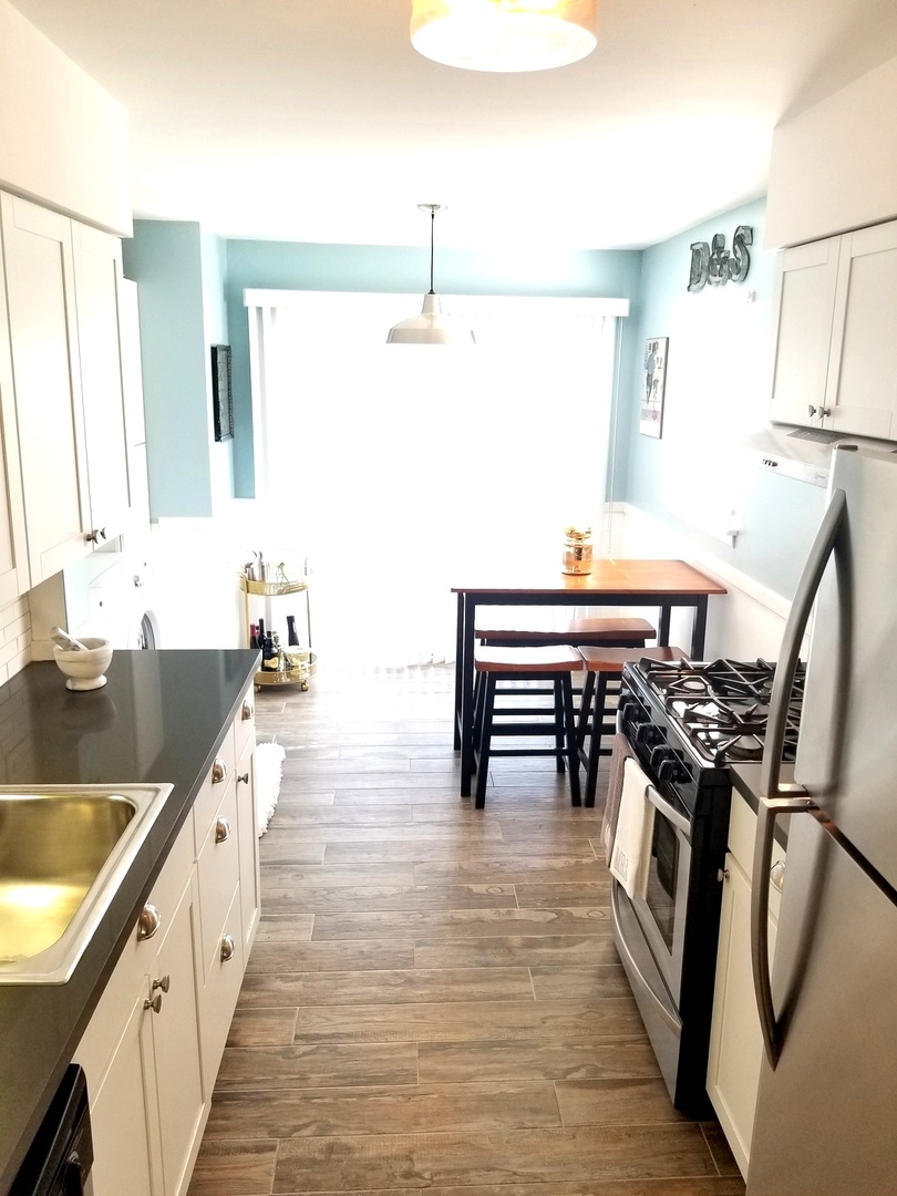 813 Valley Stream Drive, Unit D Wheeling, IL 60090 - Photo 2 of 8