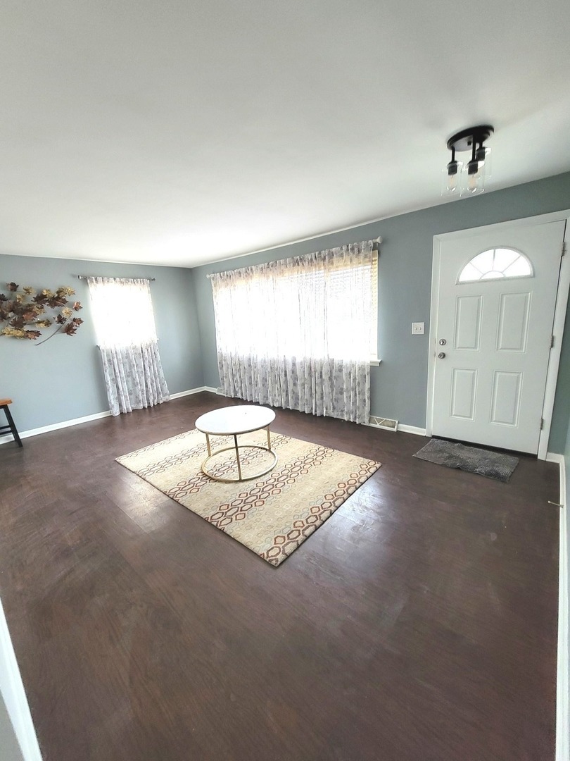 813 Valley Stream Drive, Unit D Wheeling, IL 60090 - Photo 3 of 8