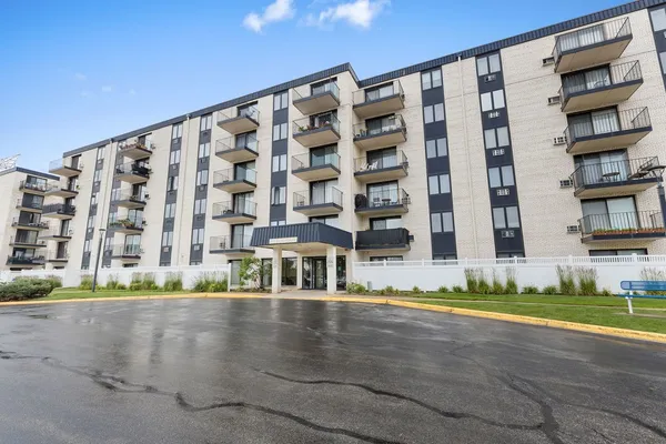 $249,900 | 9737 Fox Glen Drive, Unit 2M, Niles, IL 60714