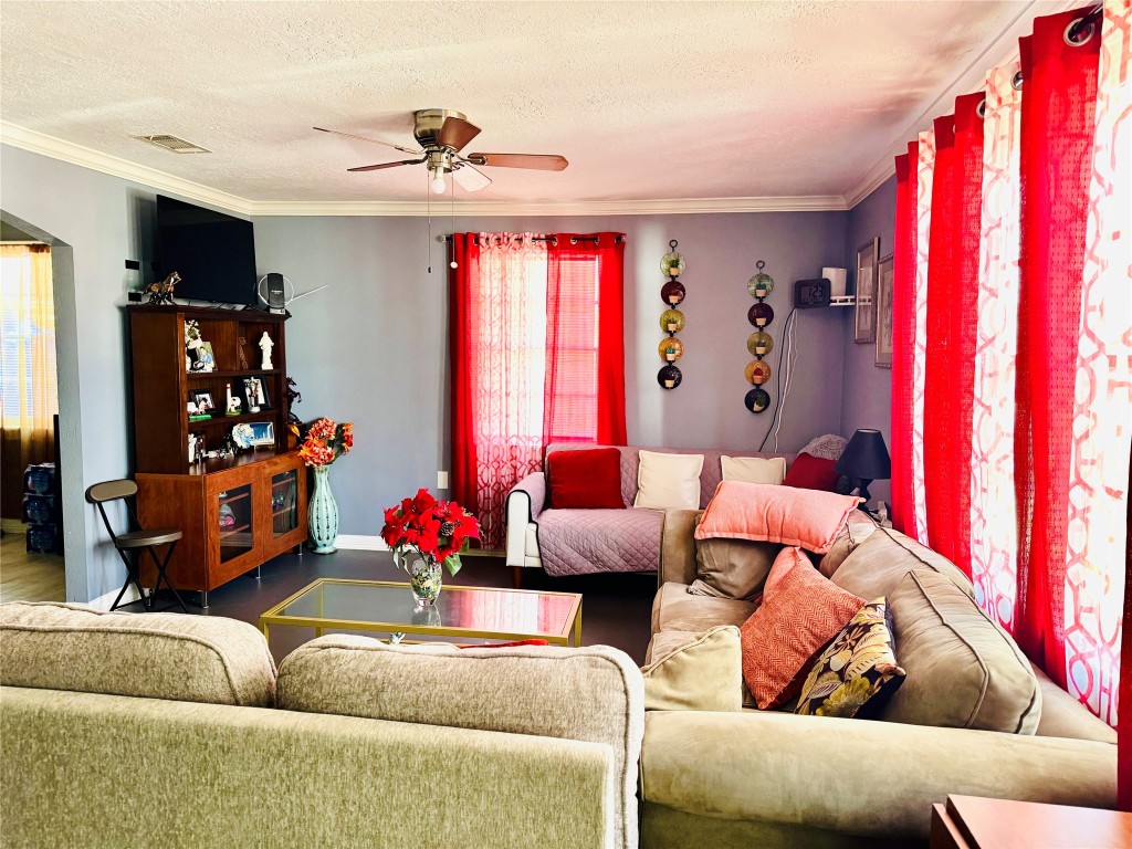 9105 Exeter Street Houston, TX 77093 - Photo 4 of 21 a living room with furniture and a window