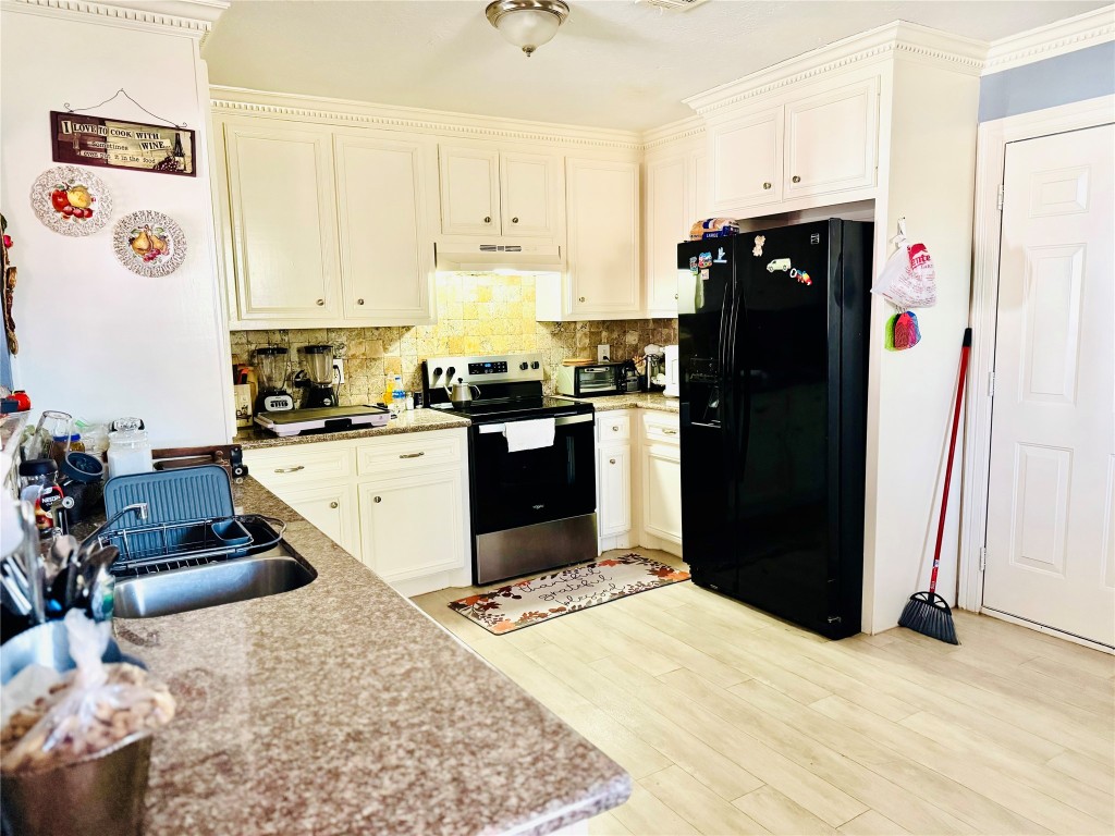9105 Exeter Street Houston, TX 77093 - Photo 7 of 21 a kitchen with stainless steel appliances granite countertop a refrigerator a stove and a sink