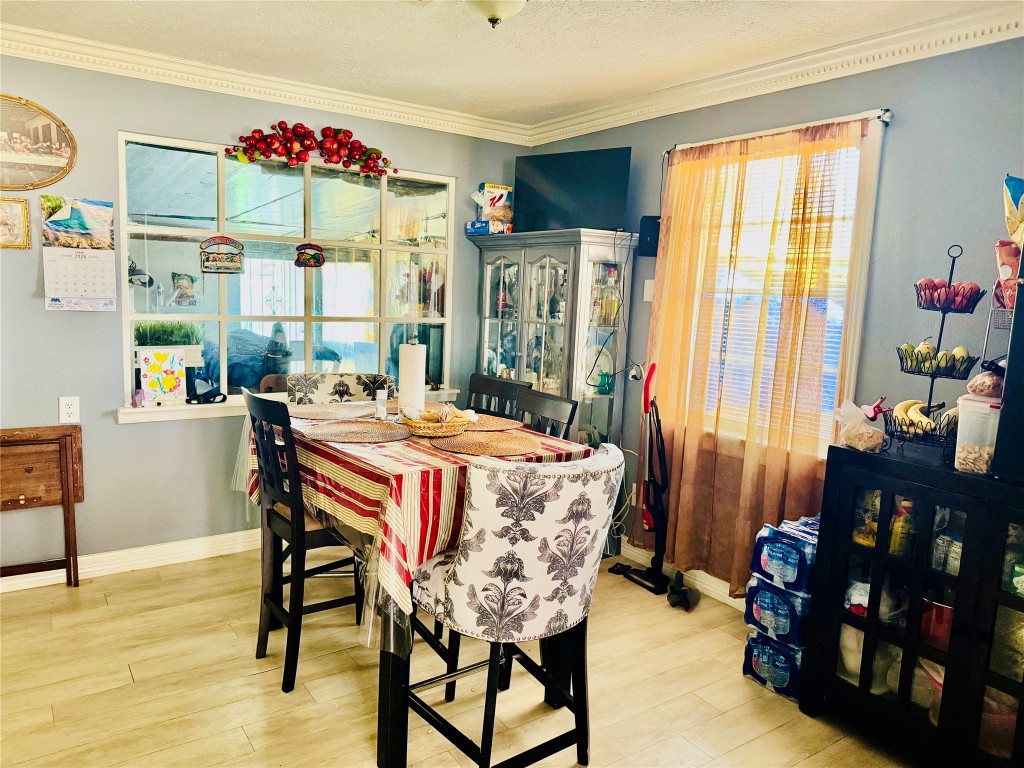 9105 Exeter Street Houston, TX 77093 - Photo 8 of 21 a dining room with furniture and window