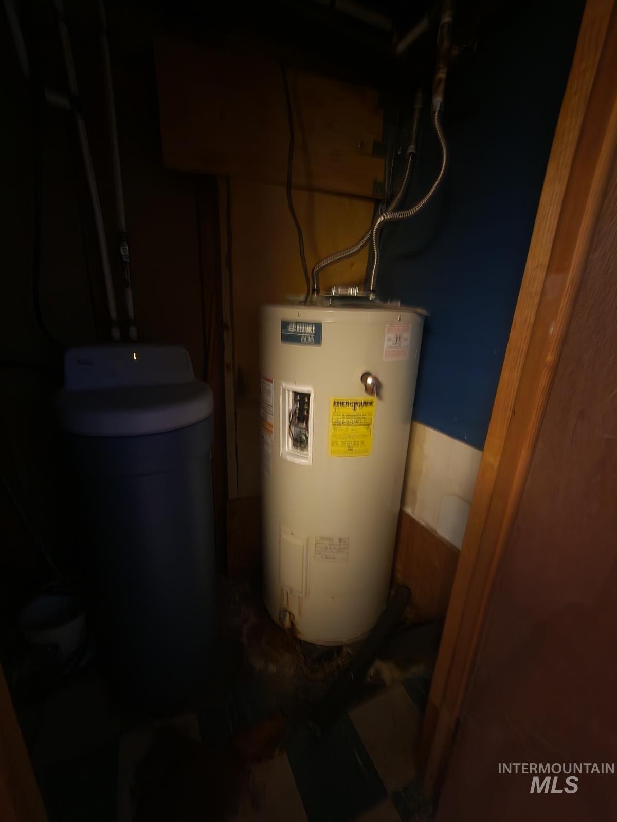 219 South 7th Street Nyssa, OR 97913 - Photo 15 of 29 Utility room with water heater