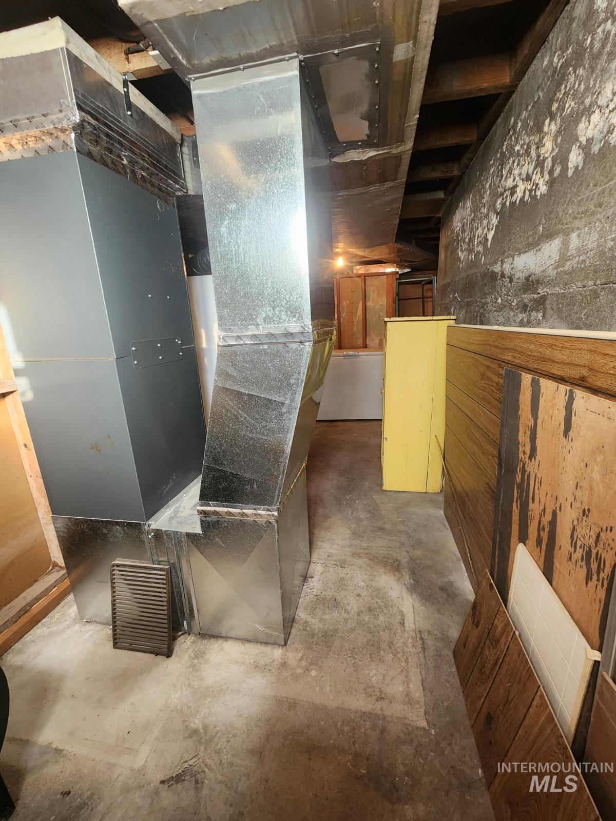 219 South 7th Street Nyssa, OR 97913 - Photo 20 of 29 Utility room with heating unit