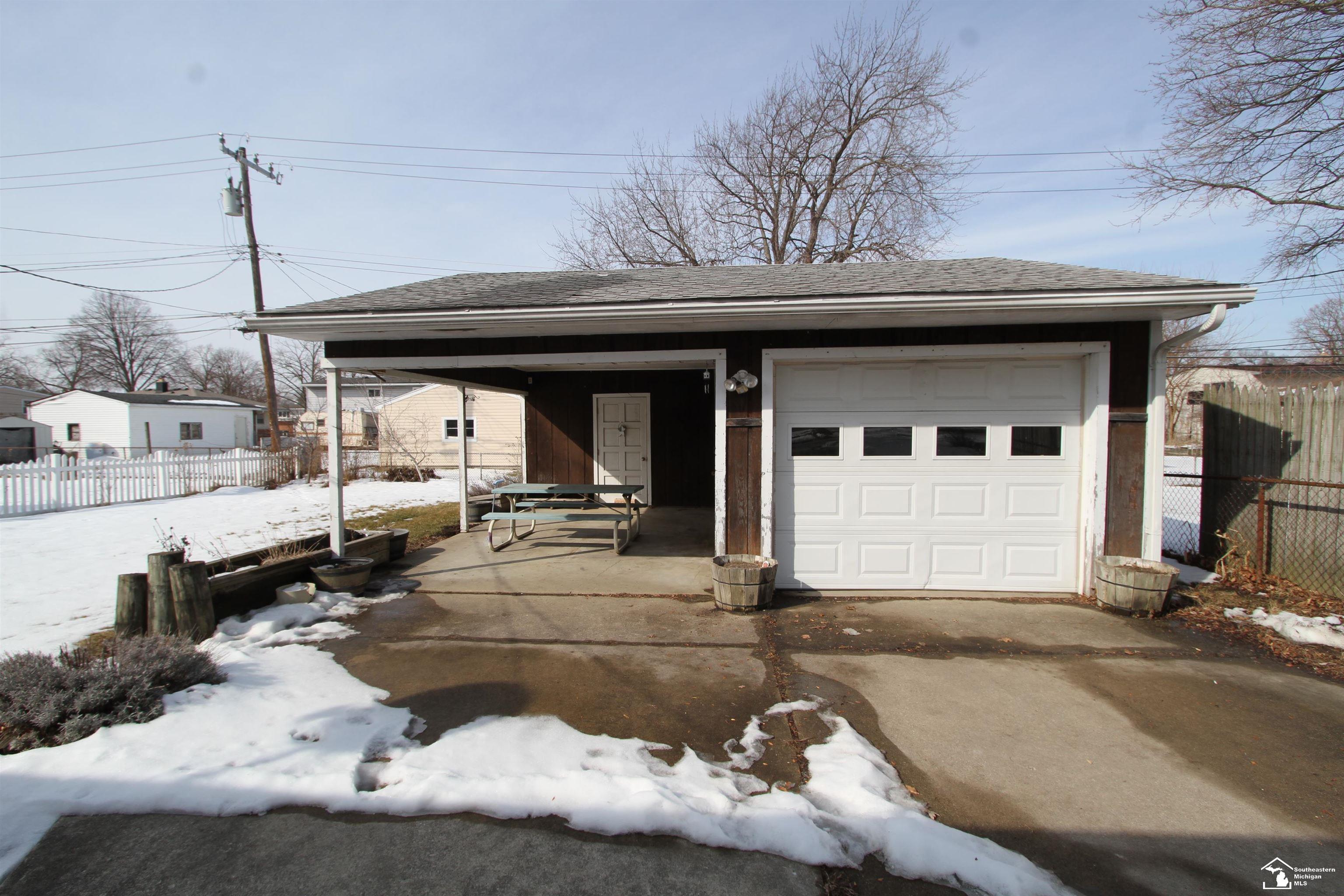 511 John Rolfe Drive Monroe, MI 48162 - Photo 3 of 19 50199464-c622fba6-ff11-491d-830e-163687758aca.JPG