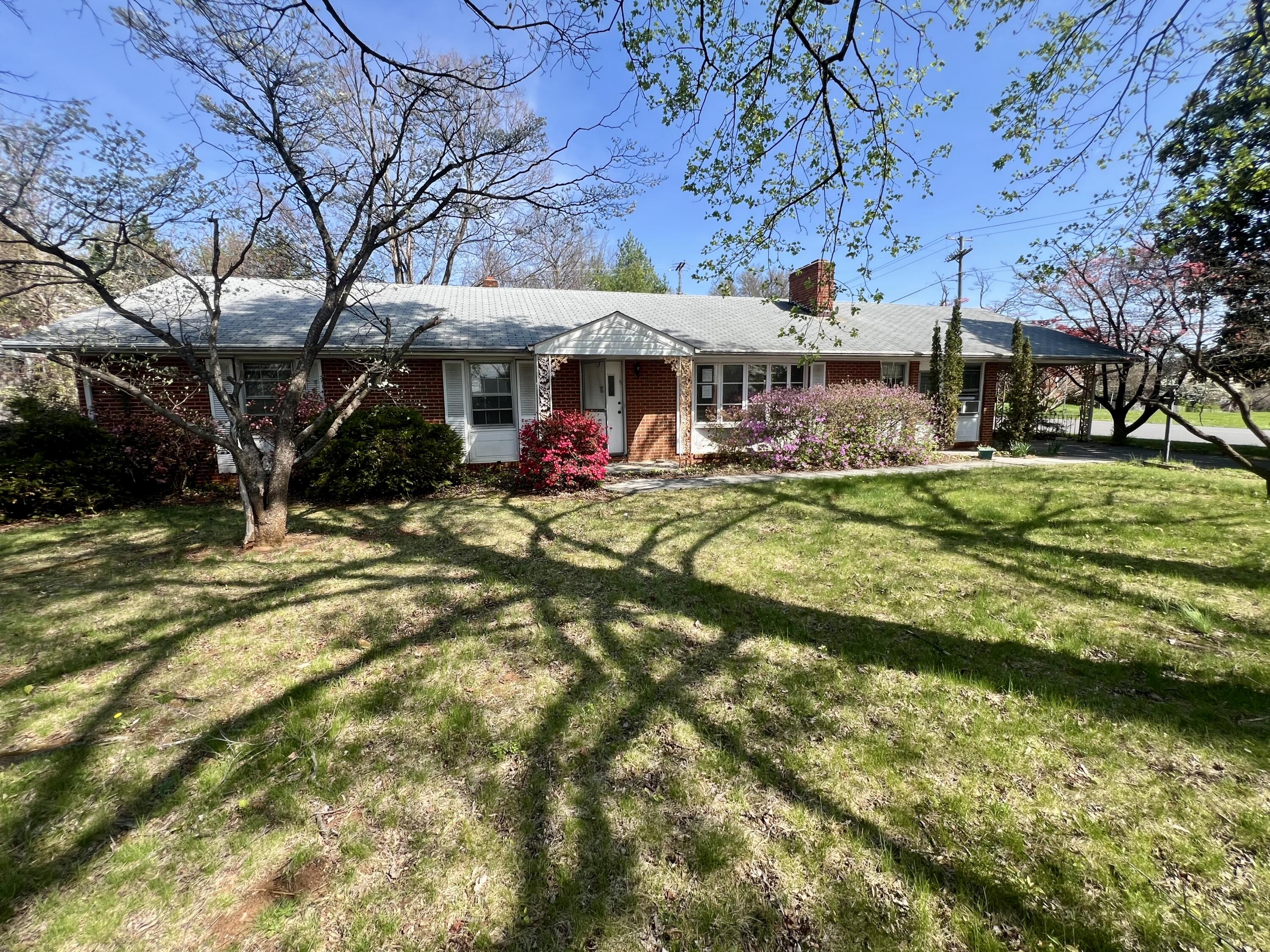 984 Colbourne Avenue Vinton, VA 24179 - Photo 1 of 22 a view of a house with a big yard and sitting area