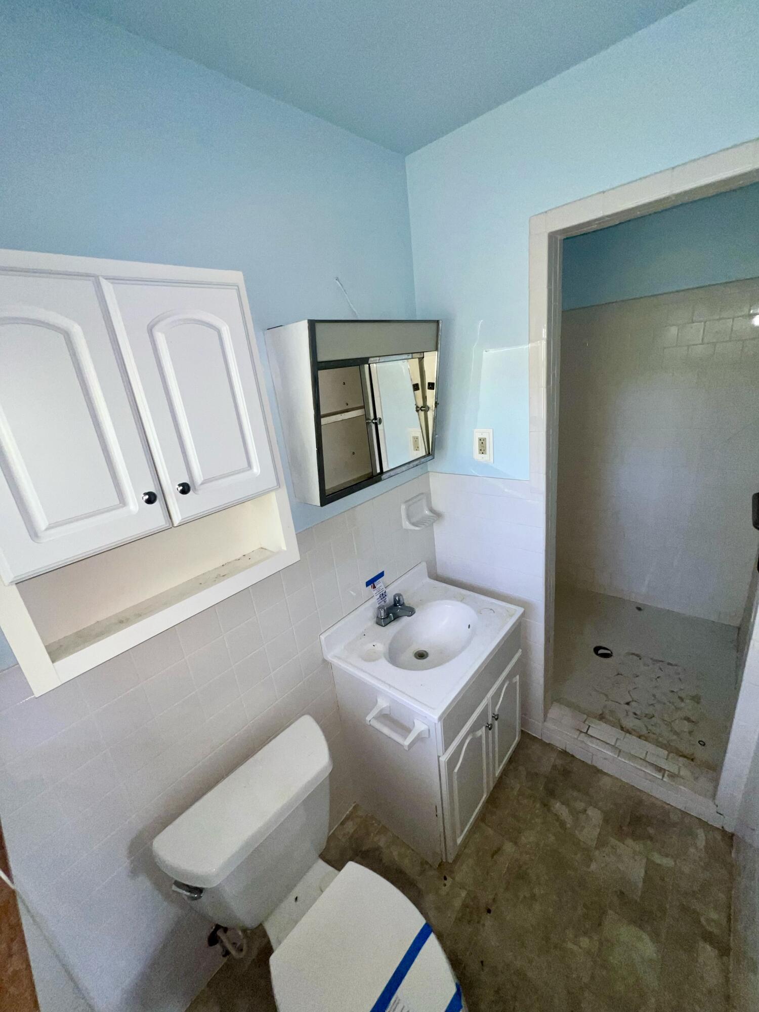 984 Colbourne Avenue Vinton, VA 24179 - Photo 18 of 22 a bathroom with a toilet sink and mirror
