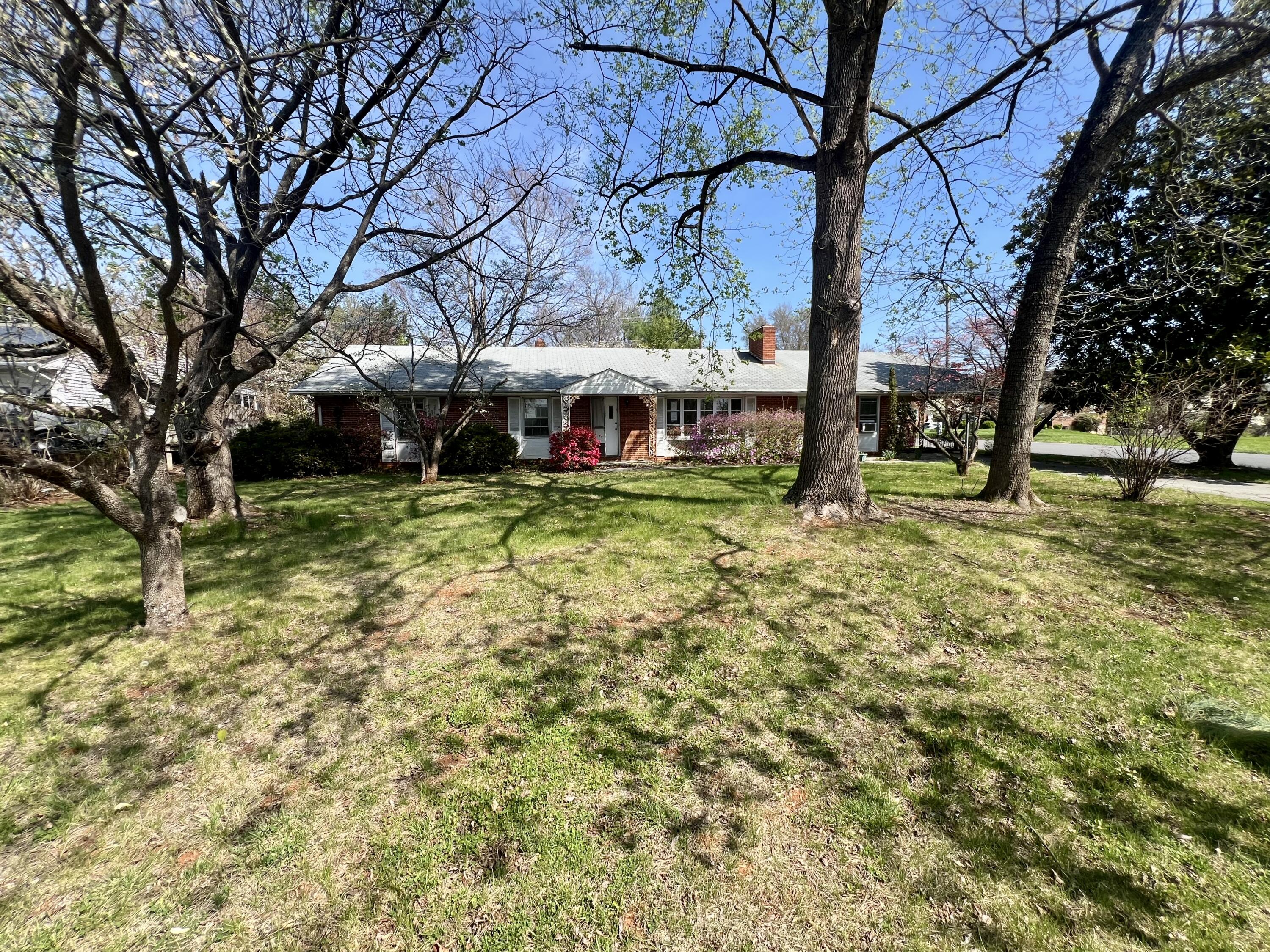 984 Colbourne Avenue Vinton, VA 24179 - Photo 2 of 22