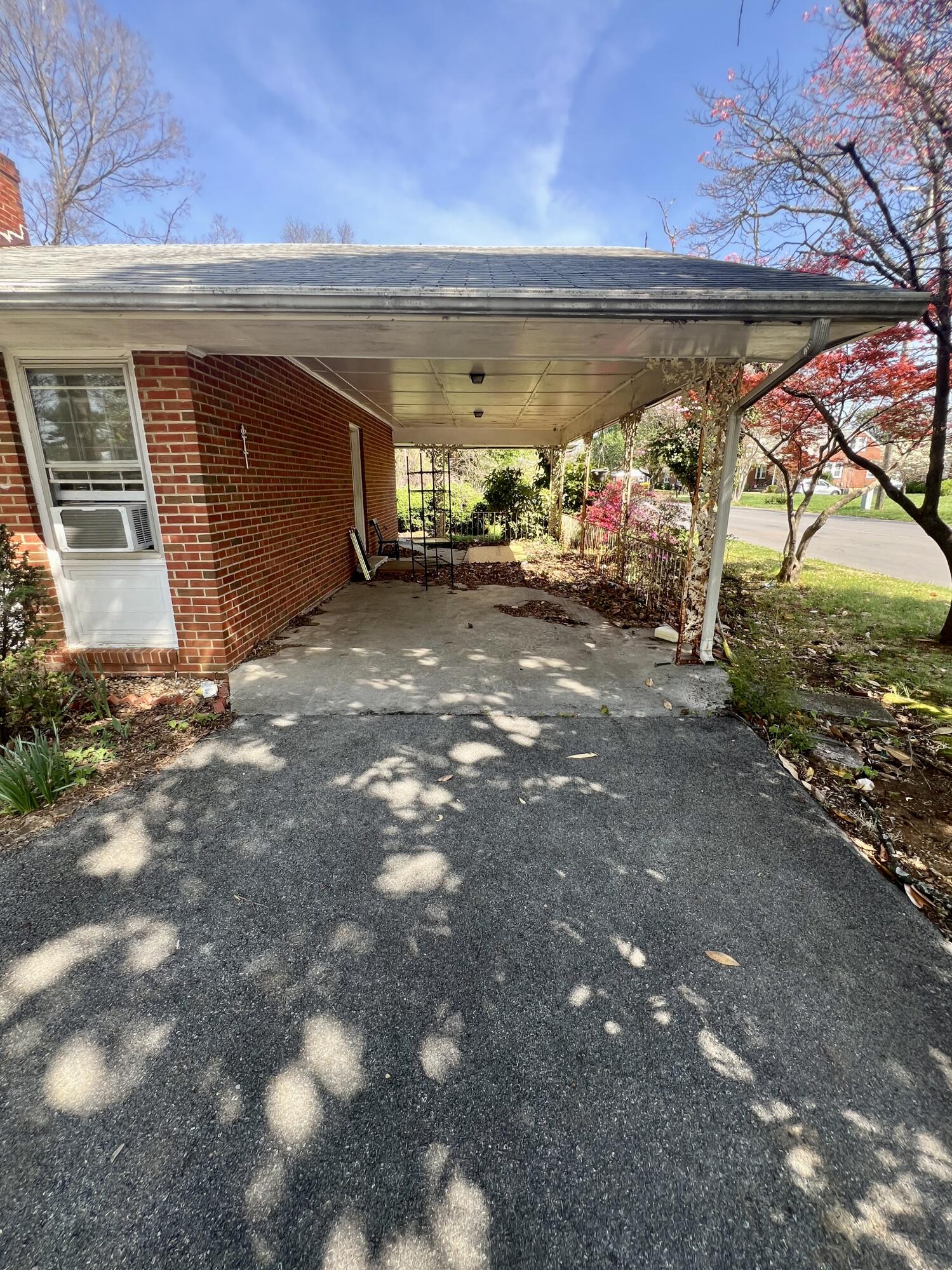 984 Colbourne Avenue Vinton, VA 24179 - Photo 3 of 22 a view of a garage