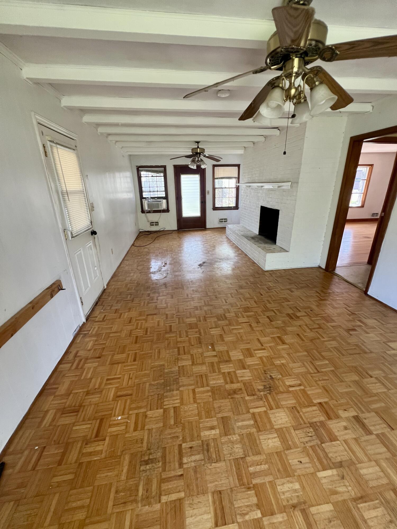 984 Colbourne Avenue Vinton, VA 24179 - Photo 5 of 22 a view of a hallway