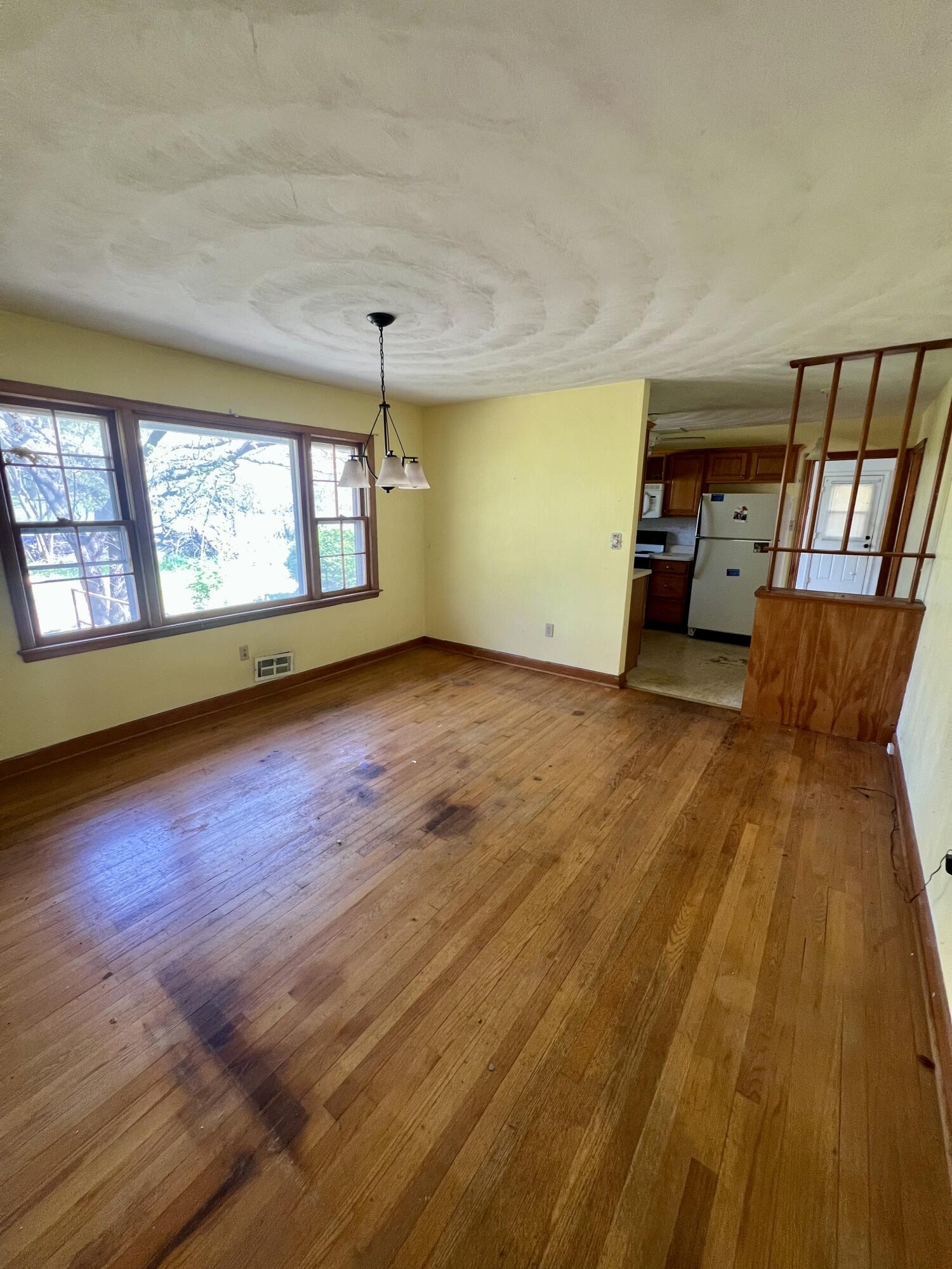 984 Colbourne Avenue Vinton, VA 24179 - Photo 9 of 22 an empty room with windows