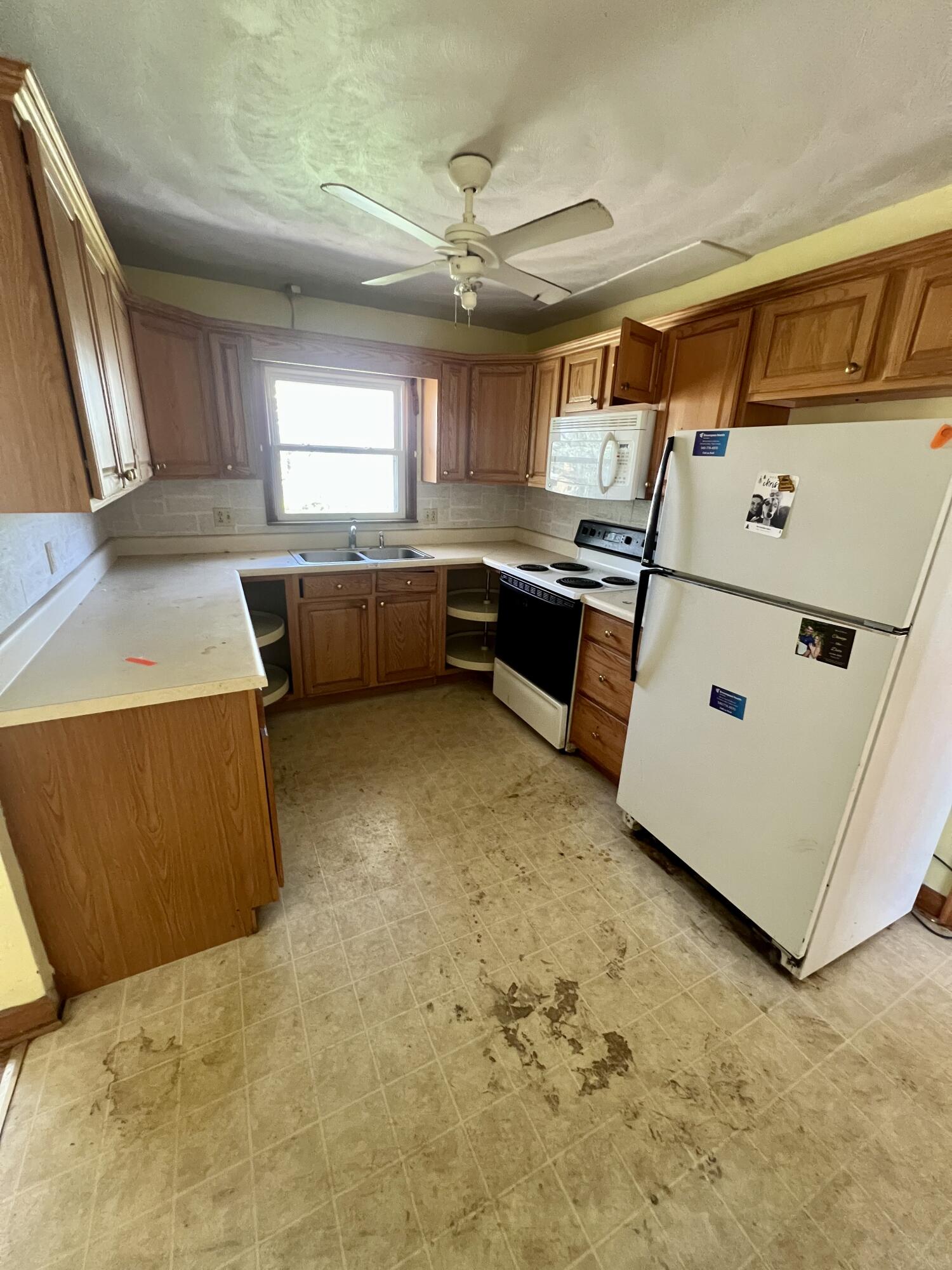 984 Colbourne Avenue Vinton, VA 24179 - Photo 10 of 22 a kitchen with a stove and a refrigerator