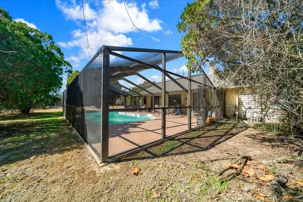 a view of a yard with a house