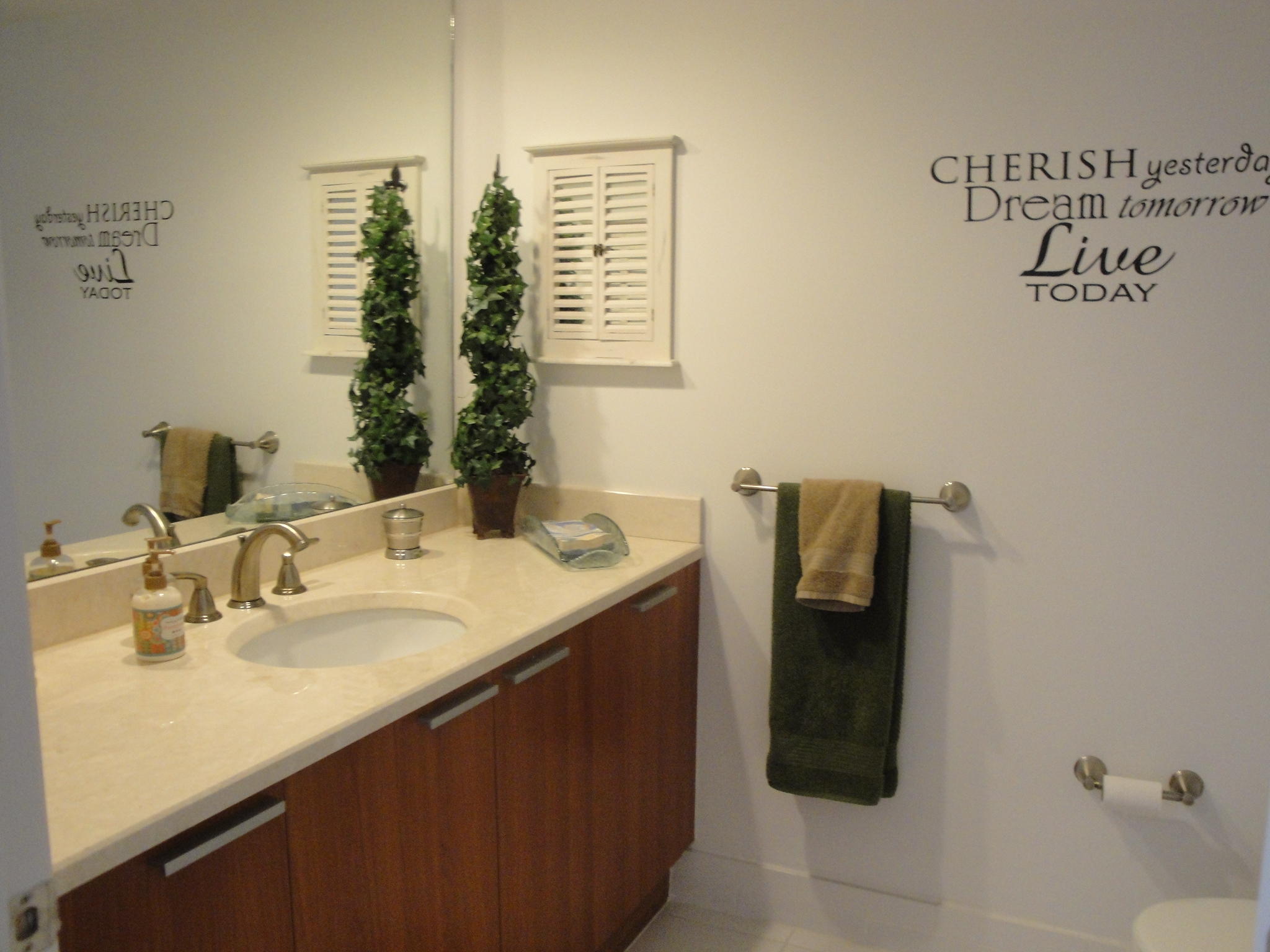 2640 Lake Shore Drive, Unit 2307 Riviera Beach, FL 33404 - Photo 77 of 77 SPACIOUS POWDER ROOM (2)
