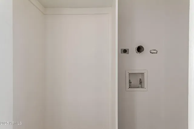 a view of livingroom with furniture