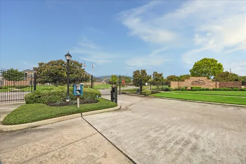 $335,000 | 3338 Knollcrest Lane, Pearland, TX 77584