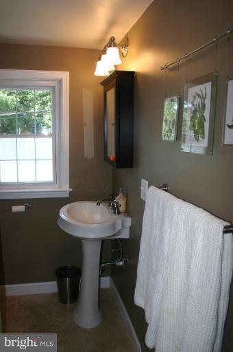 629 Dunkirk Road Baltimore, MD 21212 - Photo 3 of 18 Upper Level Bath