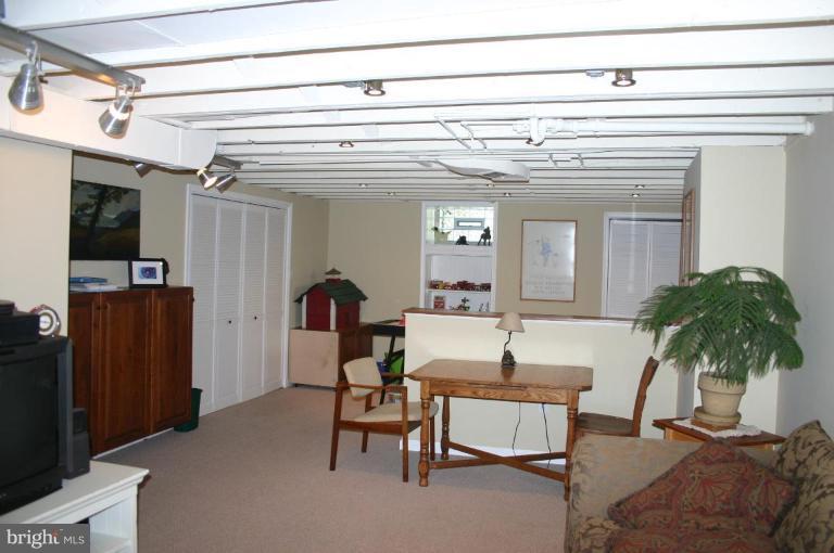 629 Dunkirk Road Baltimore, MD 21212 - Photo 4 of 18 Large Family Room