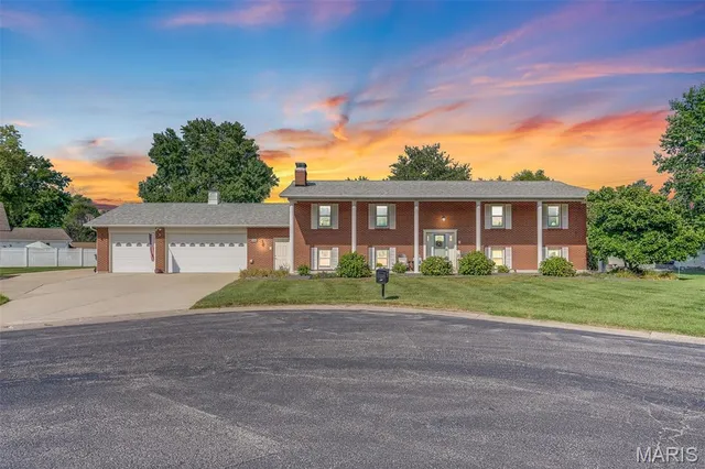 $400,000 | 301 Adams Drive, Waterloo, IL 62298