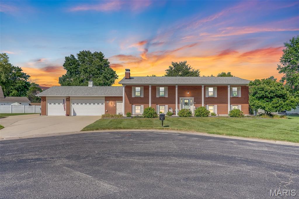 301 Adams Drive Waterloo, IL 62298 - Photo 1 of 38