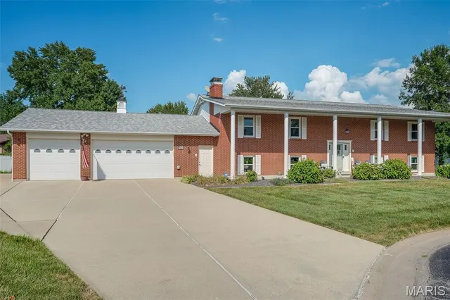 $400,000 | 301 Adams Drive, Waterloo, IL 62298