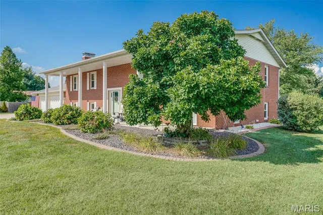 $400,000 | 301 Adams Drive, Waterloo, IL 62298