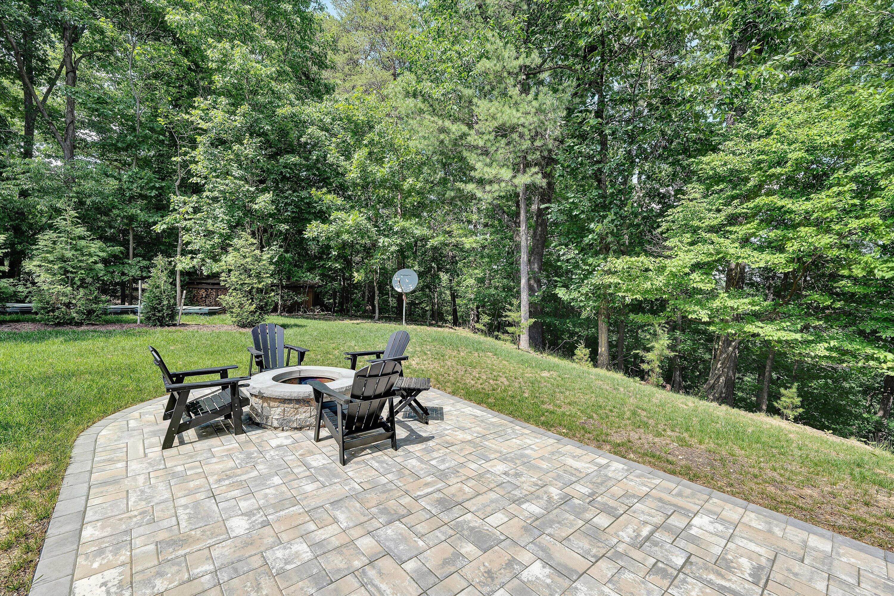 6211 Hillcrest Road Salem, VA 24153 - Photo 33 of 36 a view of a sitting area with furniture and garden