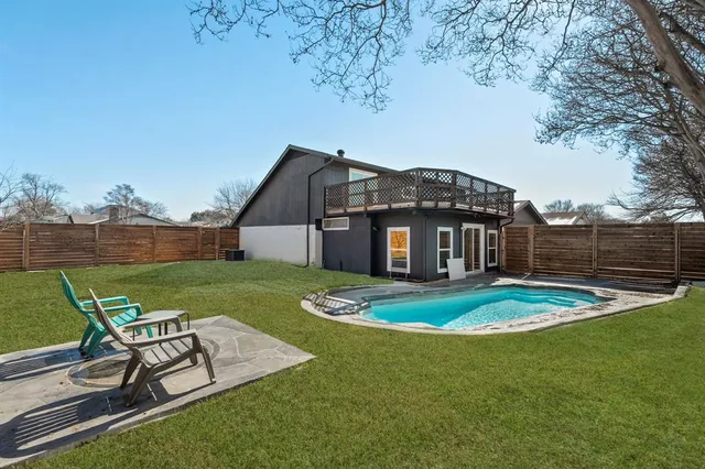a view of a house with backyard