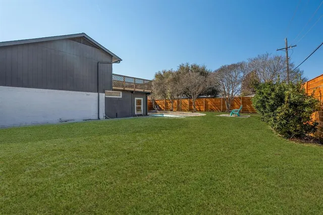 a view of a back yard