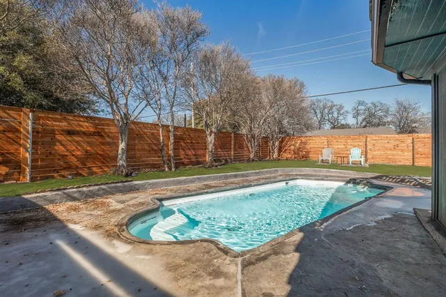 a view of a backyard with basketball court