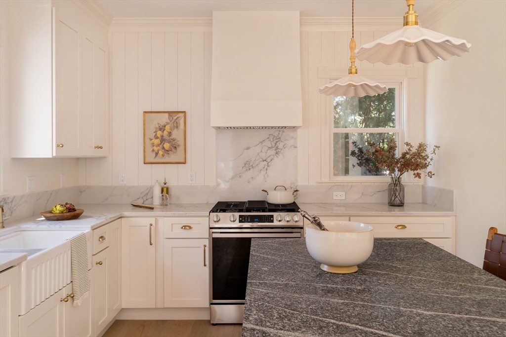 8 Rowe Street Stoneham, MA 02180 - Photo 11 of 41