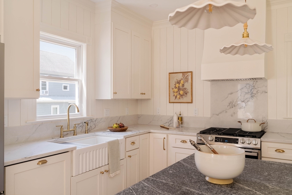 8 Rowe Street Stoneham, MA 02180 - Photo 12 of 41